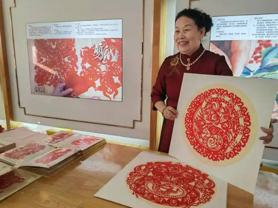 孝感雕花剪纸非遗传承人获评省级工艺美术大师